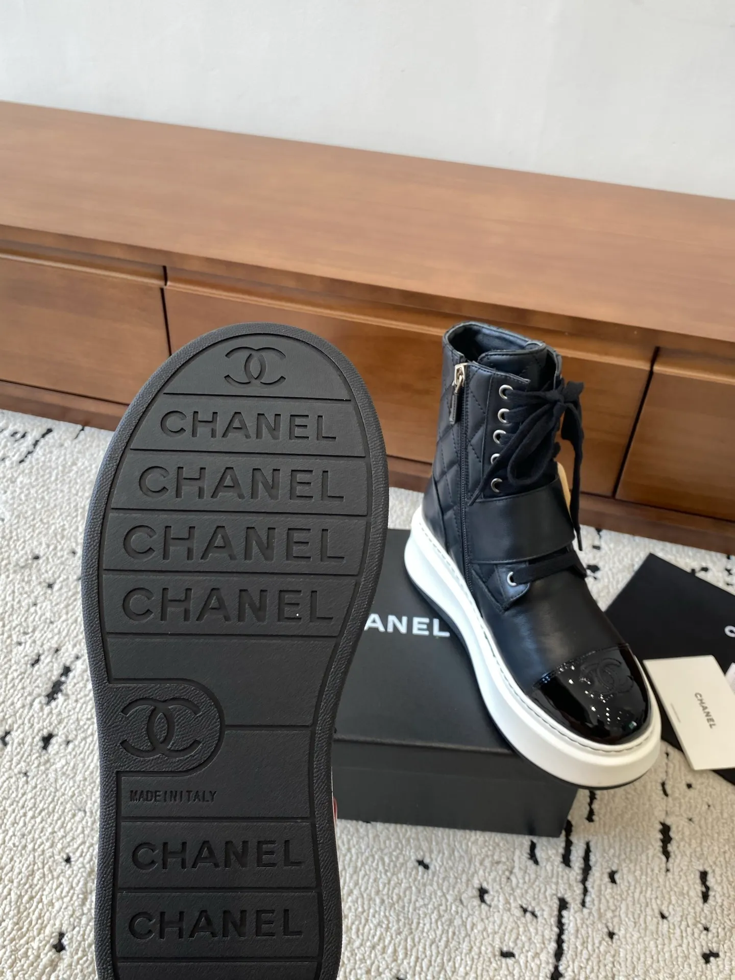 👟👟Ex-factory price 760👟👟 CHANEL 2025s autumn and winter series thick-soled short boots, made of imported cowhide, with an additional height of 5cm to show leg length. The boots follow Chanel's classic rhombus pattern, and add this year's popular sun buckle. Xiao Meimei likes it especially. This is Chanel's hot style for autumn and winter this year. With the traditional inner zipper, it is easy to put on the feet and super comfortable. It is a must-have for this autumn and winter. Upper material: imported cowhide with rhombus microfiber, washed denim ❤︎ Consistently authentic ❤︎ Outsole: original Italian TPU foam outsole Number of yards: 35-40 (Customized size 40 is non-refundable and non-exchangeable) Buy now 👉 Buy now 👉 Buy now 👉 Buy now 👉